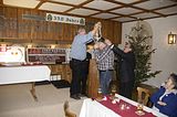 Der Vorjahresknig Georg Mrdauer bergibt seine Kette an den neuen Schtzenknig .........